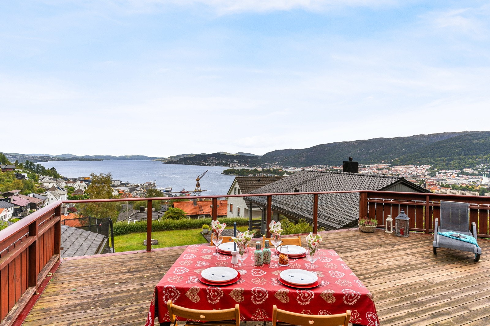 Velkommen til en innholdsrik enebolig med en fantastisk beliggenhet og spektakulær sjøutsikt! Galleribilde