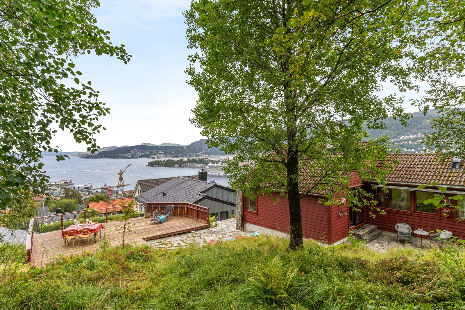 Fra hagen kan man nyte den flott utsikten og naturen som nærmeste nabo. Galleribilde