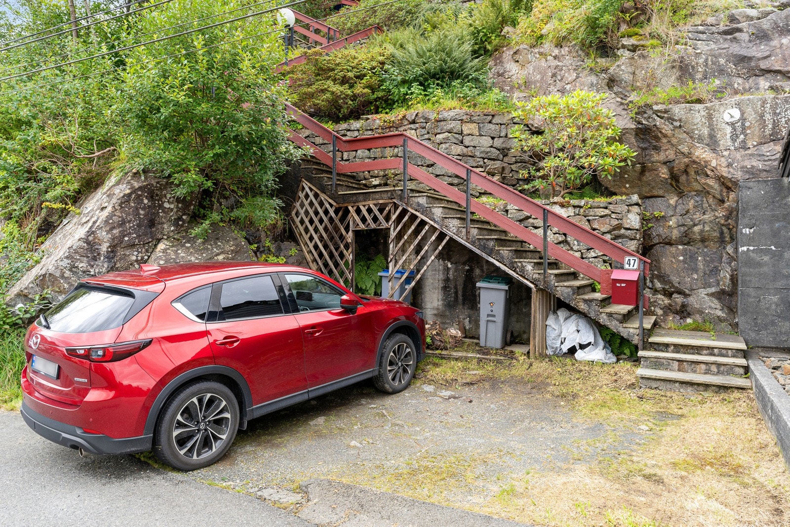 Det er to biloppstillingsplasser på egen tomt. Galleribilde