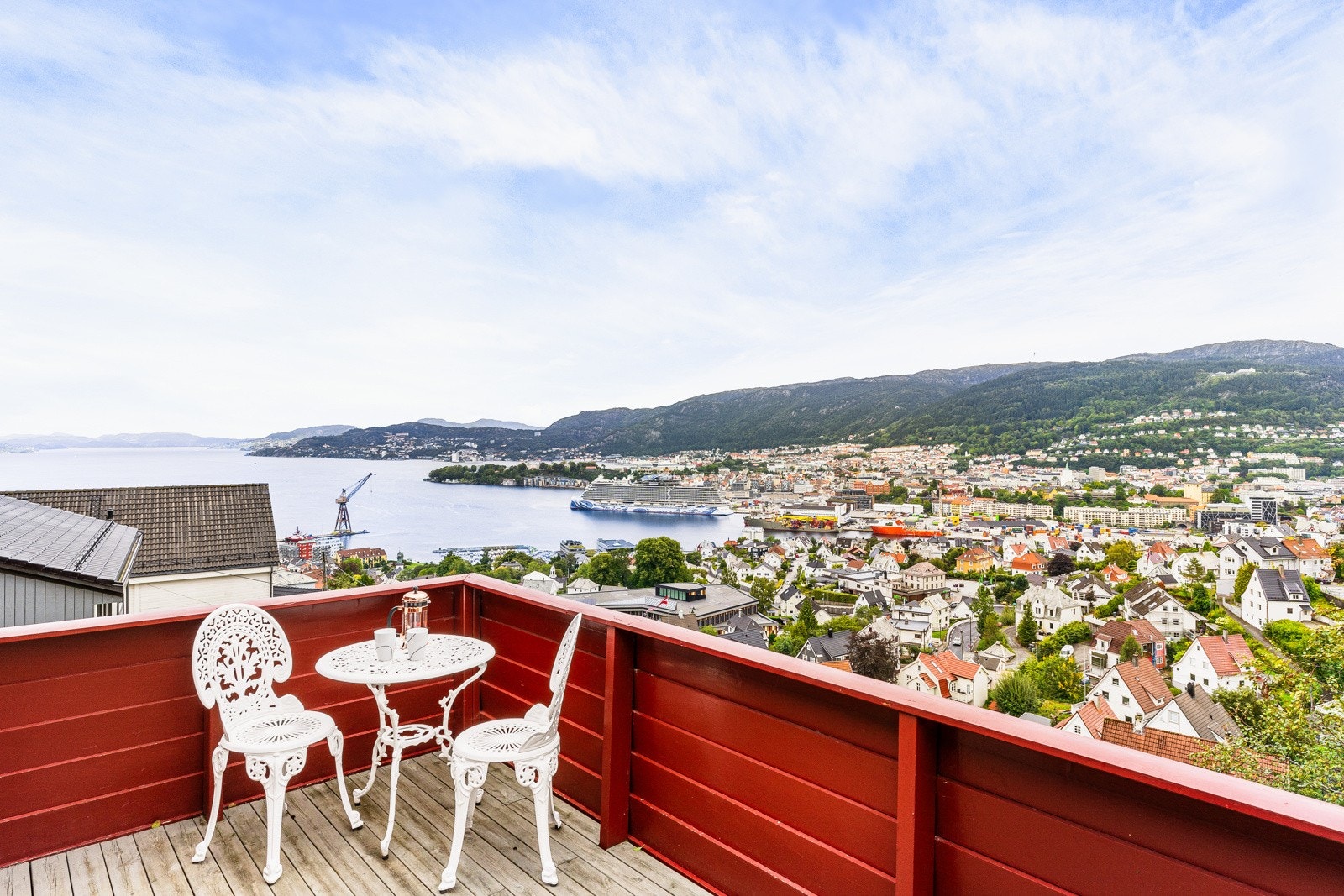 Her kan man nyte den fine utsikten og en kopp kaffe i fred og ro. Galleribilde