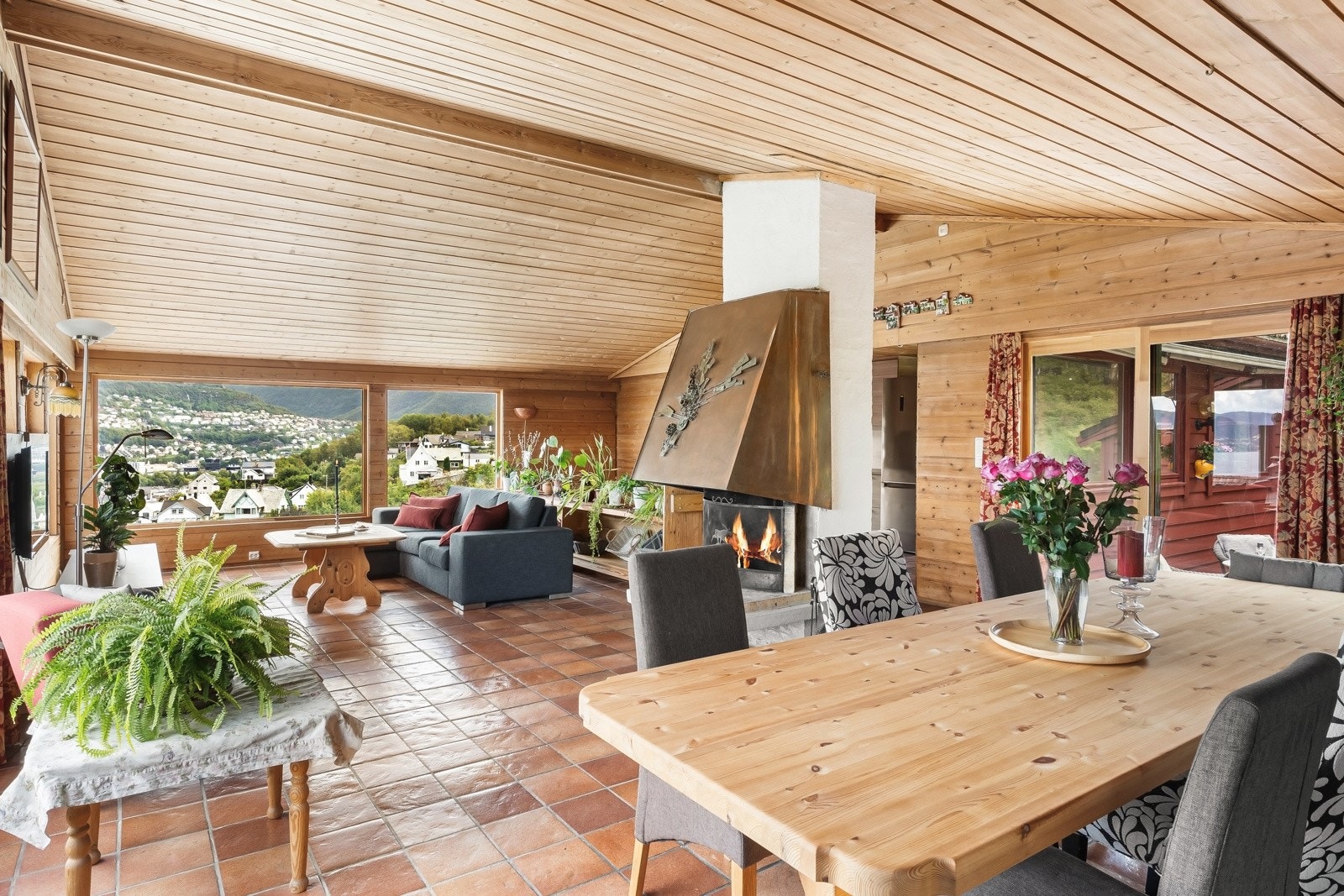 Fra spisestuen er det utgang til boligens uteområder. Galleribilde