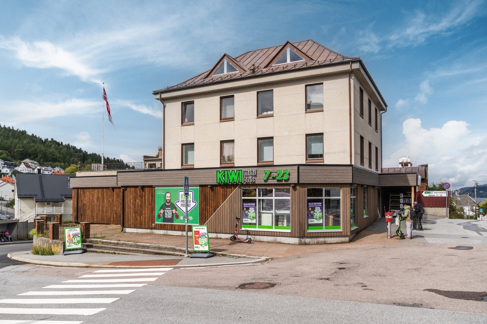 Nærmeste dagligvarebutikk er Kiwi og Coop Prix som begge er ca. 7 min unna til fots. Galleribilde