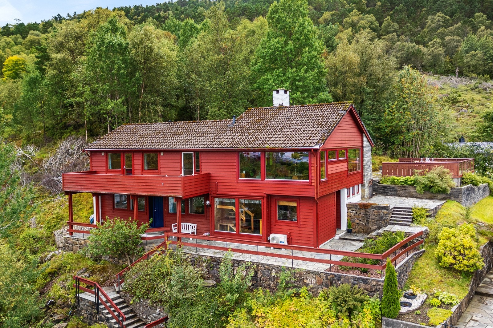 Damsgårdslien 47 presenteres av EIE eiendomsmegling ved Tor Ramsøy og Ina Sande Sætre. Galleribilde