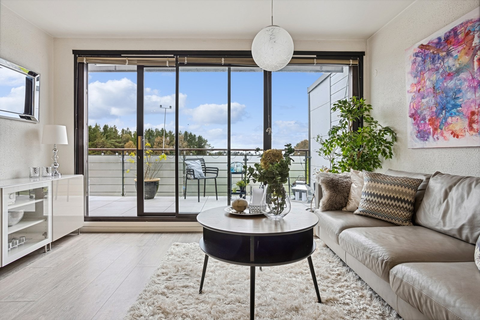 Store vinduer i stue mot terrasse Galleribilde