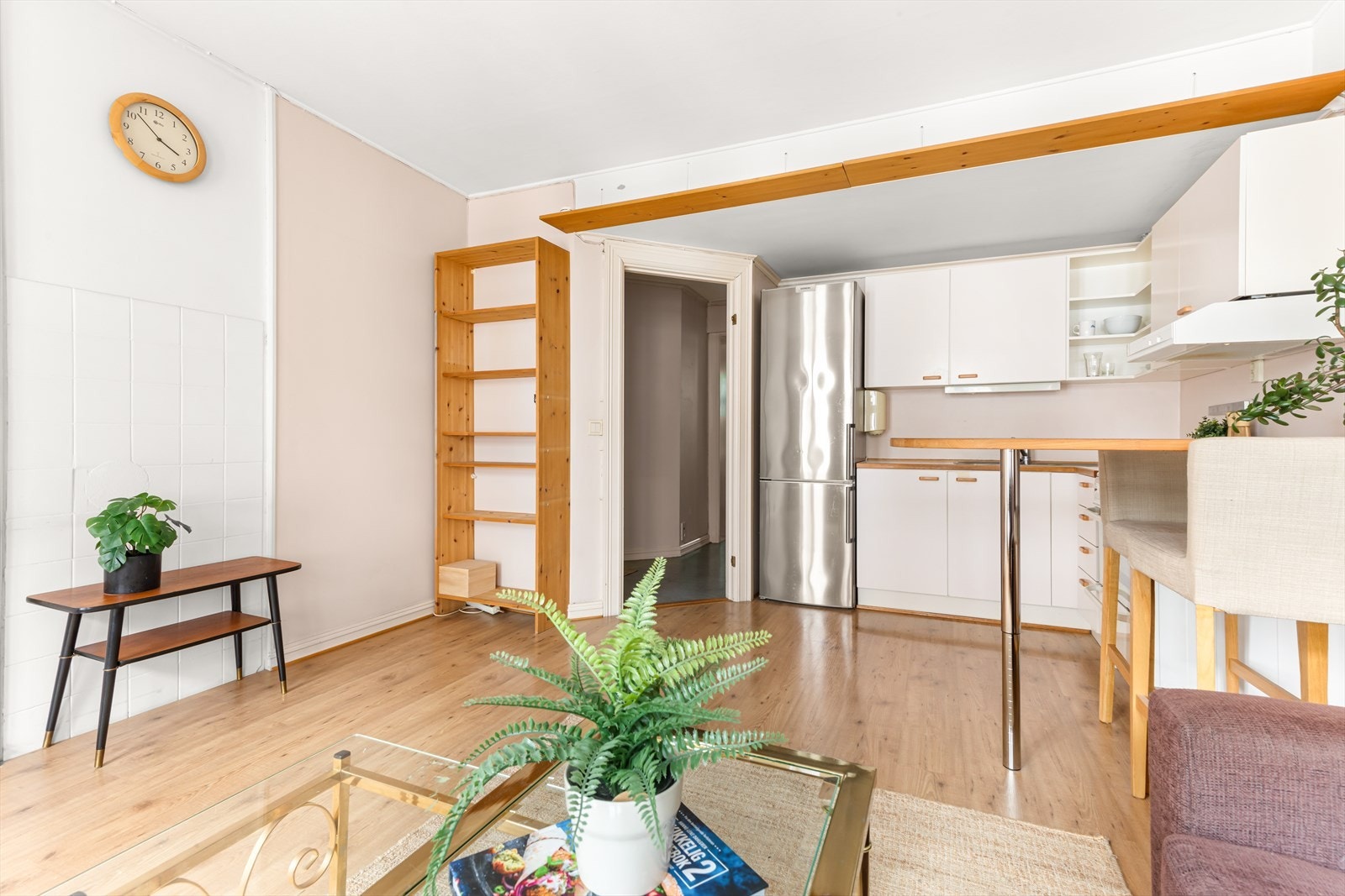 I stuen har du plass til både sofagruppe og spisebord, og den åpne løsningen mot kjøkkenet gir mulighet for å skape et moderne og personlig hjem gjennom oppussing. Galleribilde