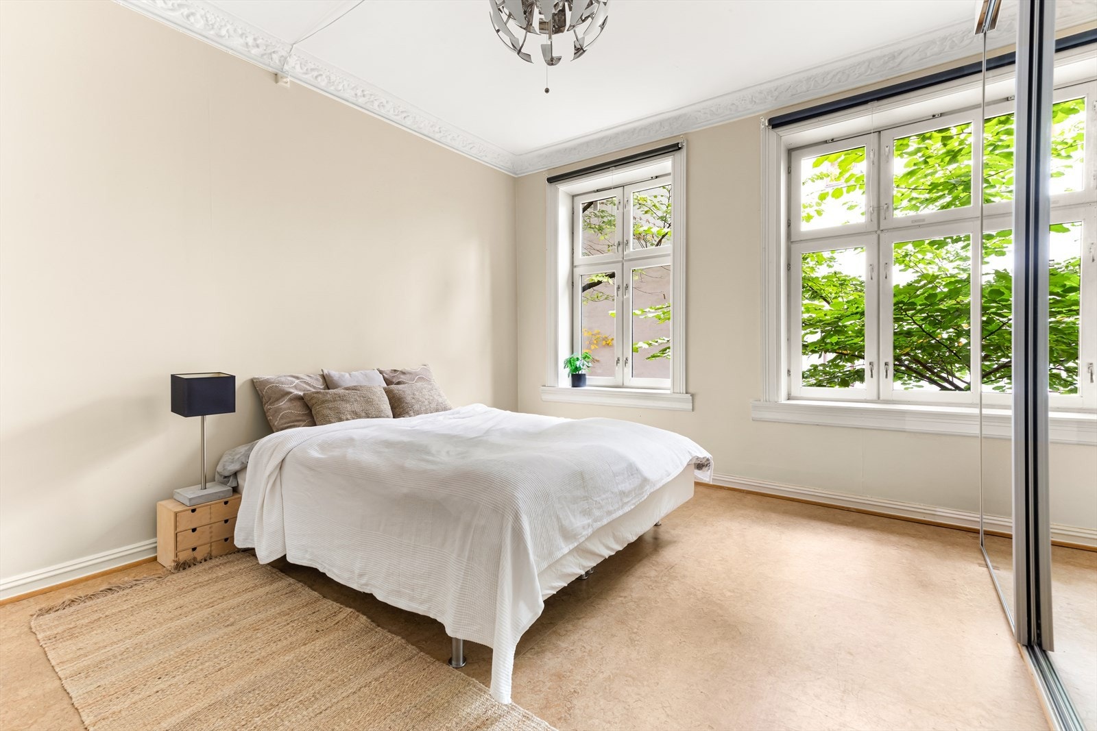 De store vinduene slipper inn rikelig med naturlig lys, som skaper en lys og luftig følelse. Galleribilde