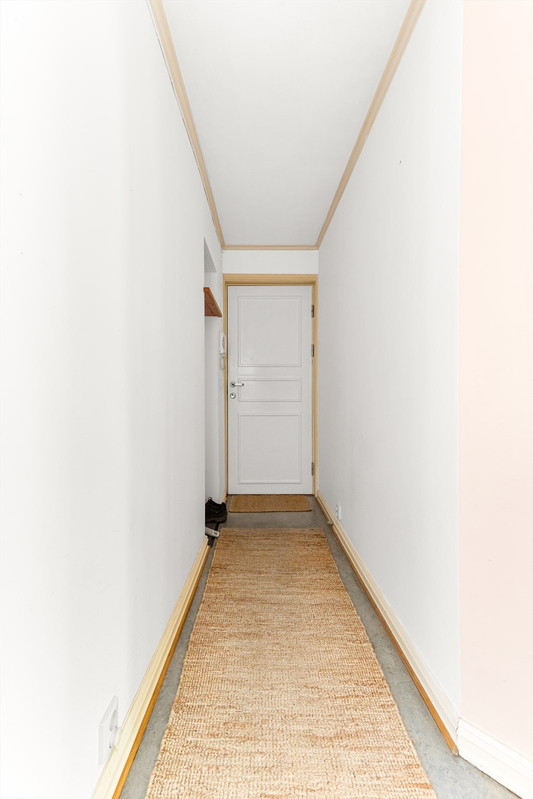 Det er dørcalling på vegg som gjør det enkelt å slippe inn gjester fra bakkeplan. Galleribilde