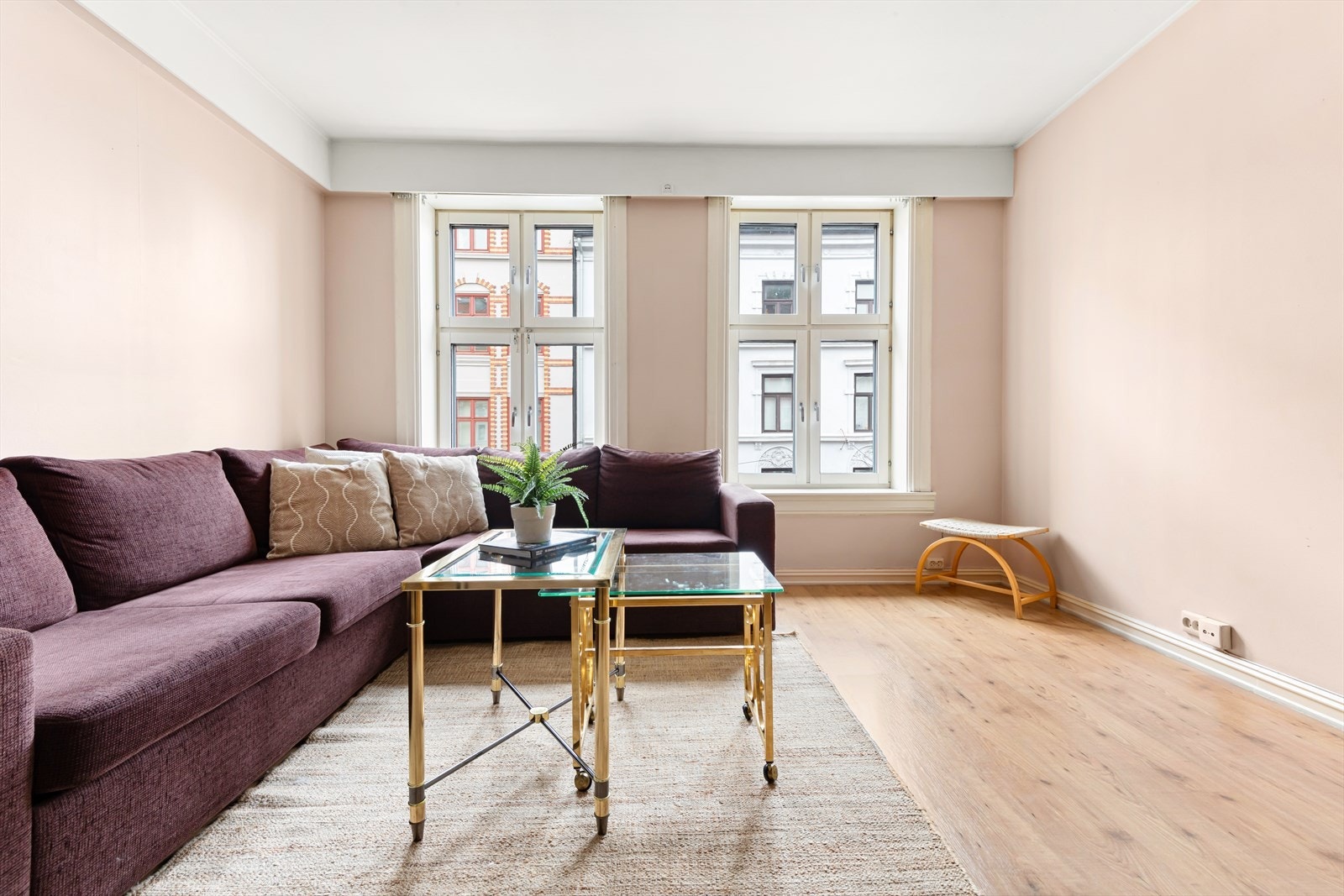 De store klassiske vindusflatene slipper inn rikelig med naturlig lys, som fremhever rommets potensiale. Galleribilde