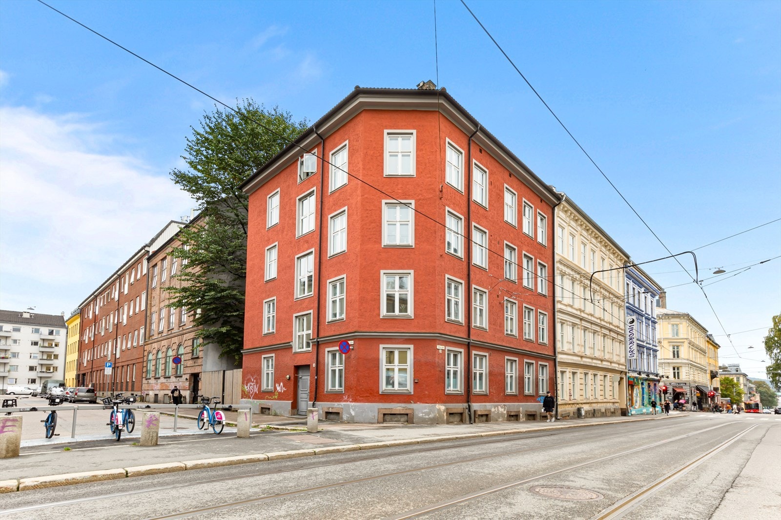 Bygården har en flott klassisk fasade. Galleribilde