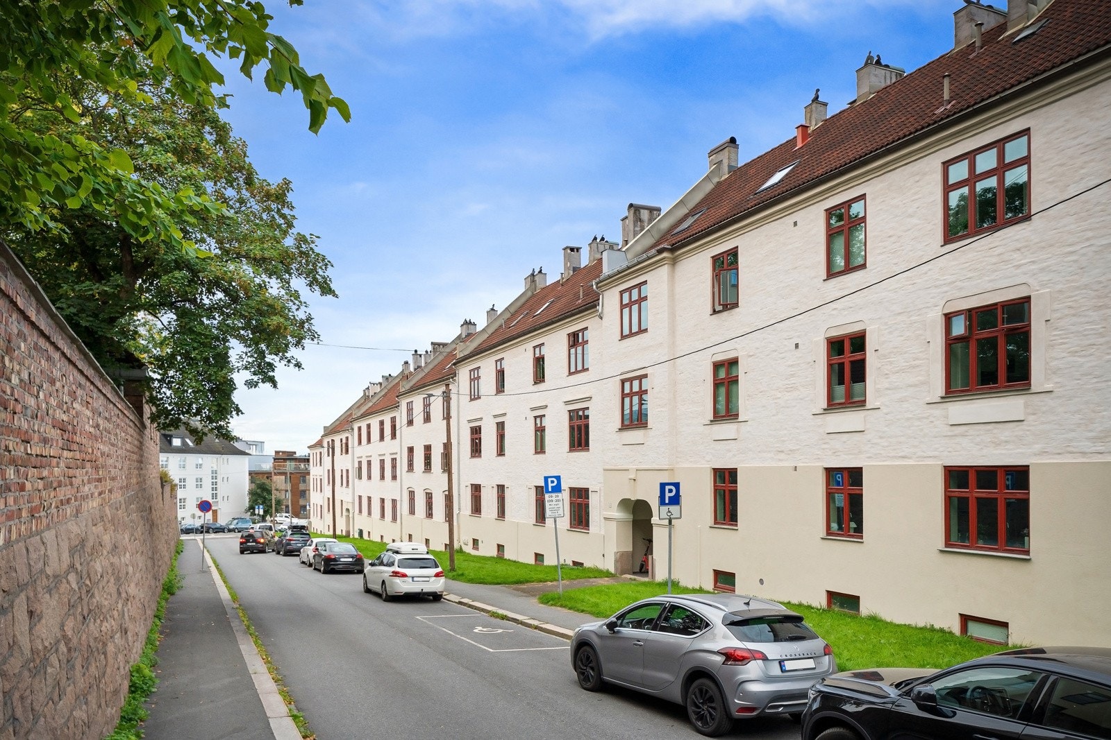 Rolig beliggenhet i enveiskjørt gate. Galleribilde