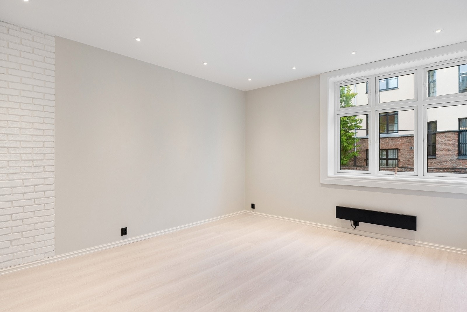 Lys og trivelig stue med god plass til sofagruppe, sofabord og underholdningsavdeling. Galleribilde