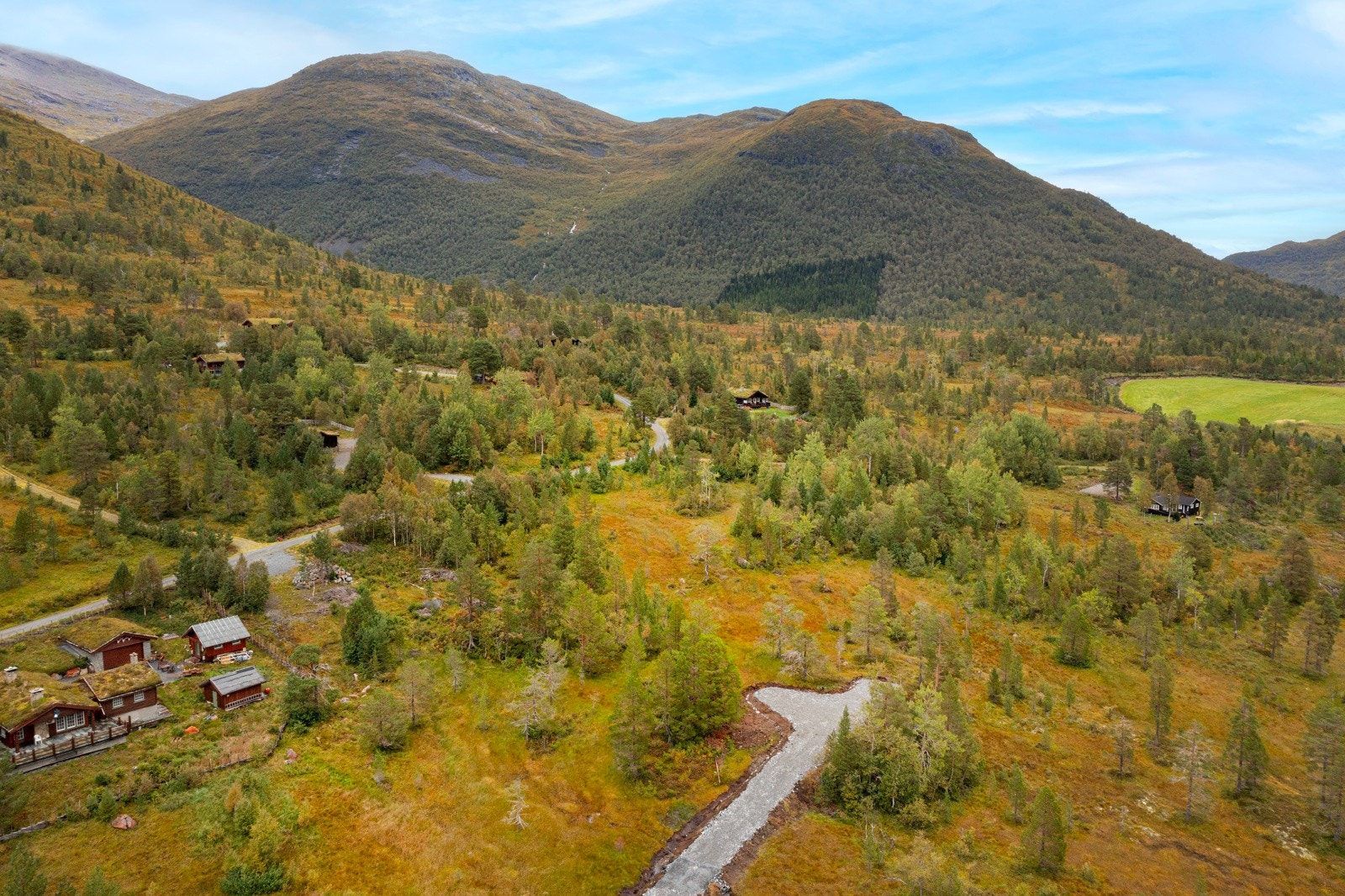 Tomt 4 og 5 ligger på hver side av snuplassen. Terrenget er skrående - noe som gjør at alle tomtene vil få svært fin utsikt og godt med privatliv. Galleribilde