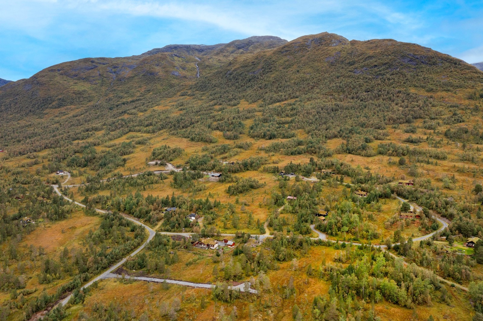 Tomtene ligger nederst til venstre i bildet. Langøylia er på 300 000 kvm og har 46 innregulerte tomter, det er bygget 21 hytter i dag. Galleribilde