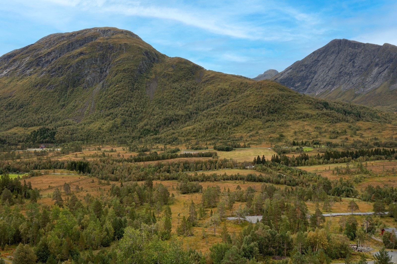 Tomtefeltet ligger på rundt 400 meters høyde, er solrikt og naturskjønt. Galleribilde