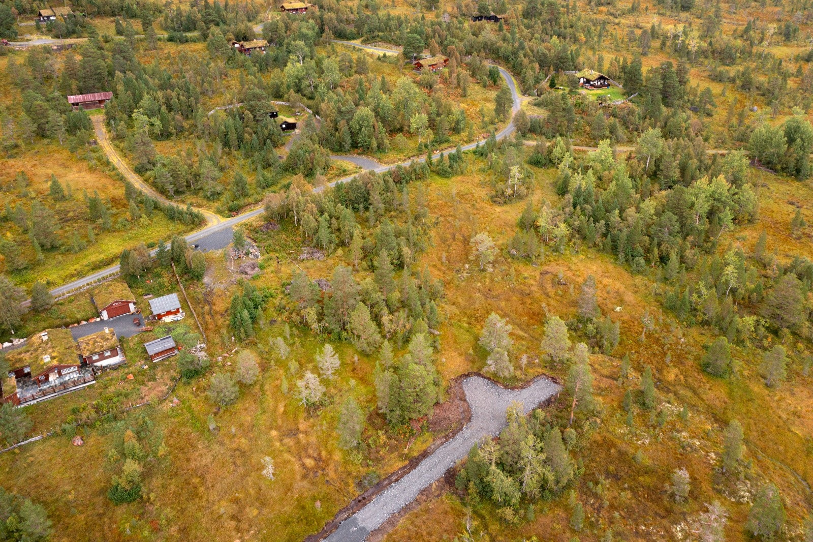 Det er tre tomter som selges. En på hver side av snuplassen og en med tilkomst fra veien over. Se neste bilde med kart for forklaring. Galleribilde