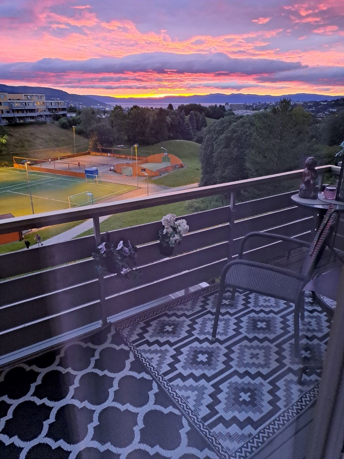 Bilde tatt av selger viser nydelig solnedgang. Galleribilde