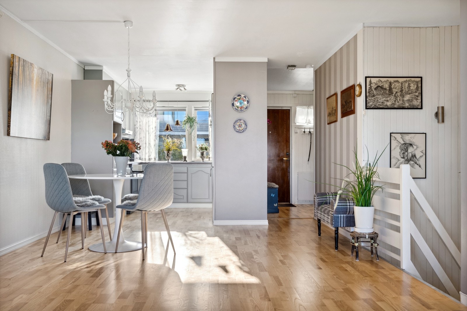 Kjøkkenet ligger noe tilbaketrukket fra stuen. Galleribilde