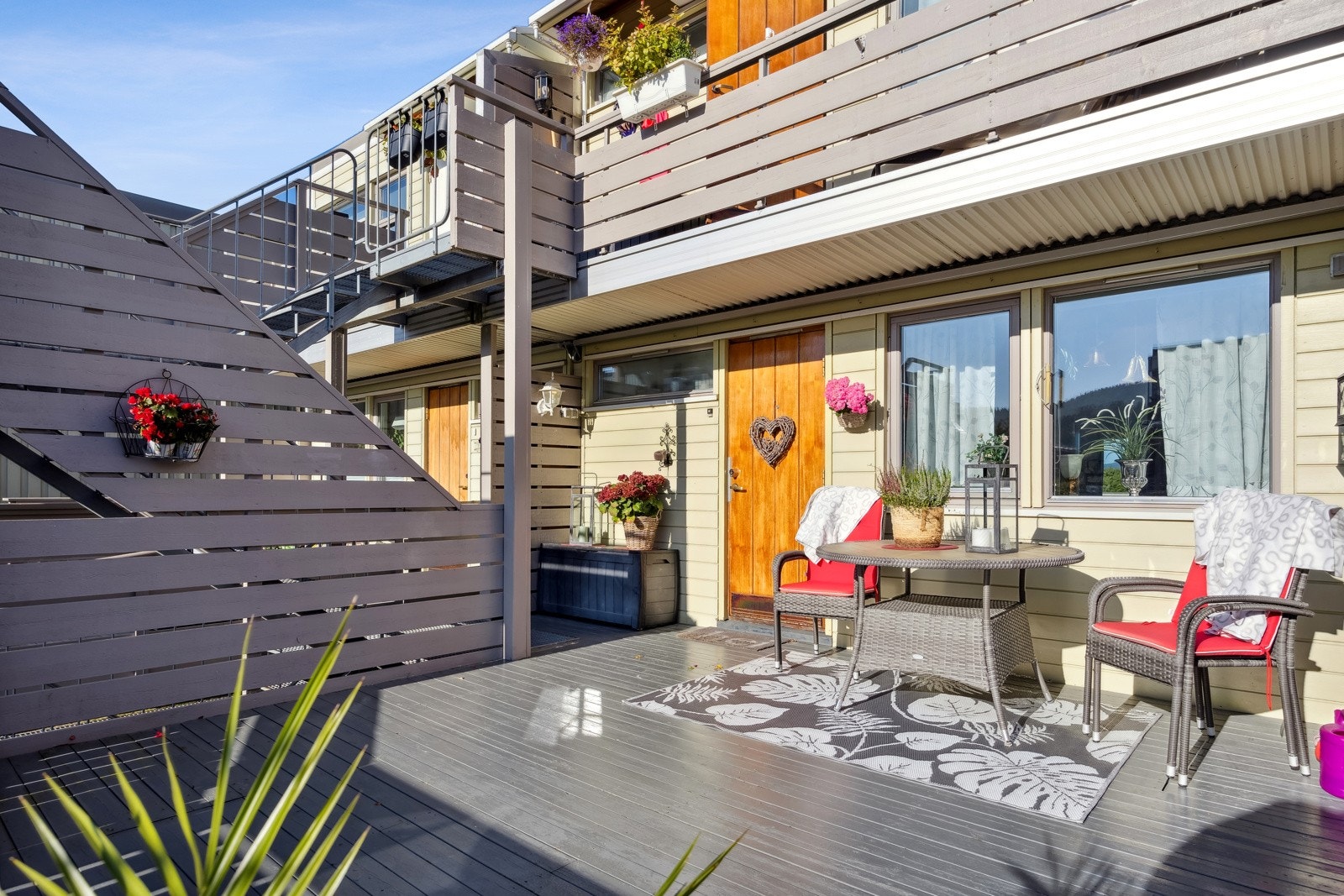Inngangspartiet har en østvendt terrasse på 21 kvm hvor man kan nyte solen fra morgen til tidlig ettermiddag. Galleribilde