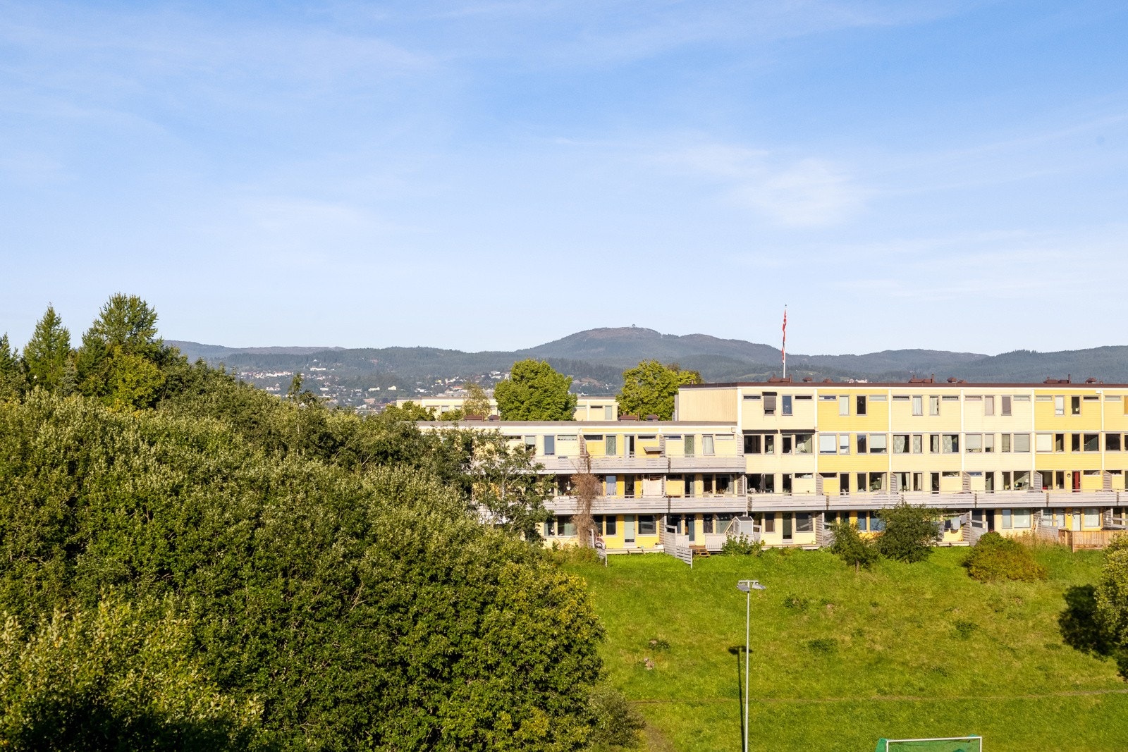 Fra balkongen har man en aldeles nydelig utsikt mot Gråkallen og ned mot Trondheim sentrum med fjorden i bakgrunn. Galleribilde