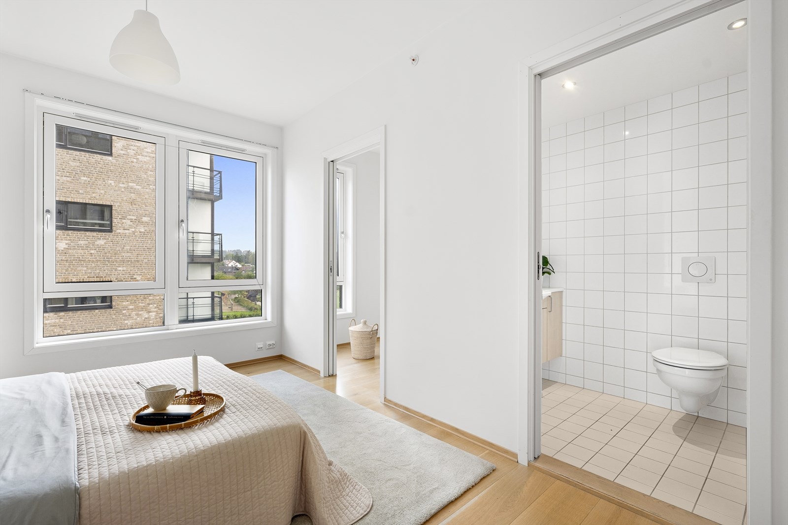 Hotellrom følelsen på hovedsoverom. Her har man direkte adkomst til eget bad. I tillegg har man egen walk-in garderobe ! Galleribilde