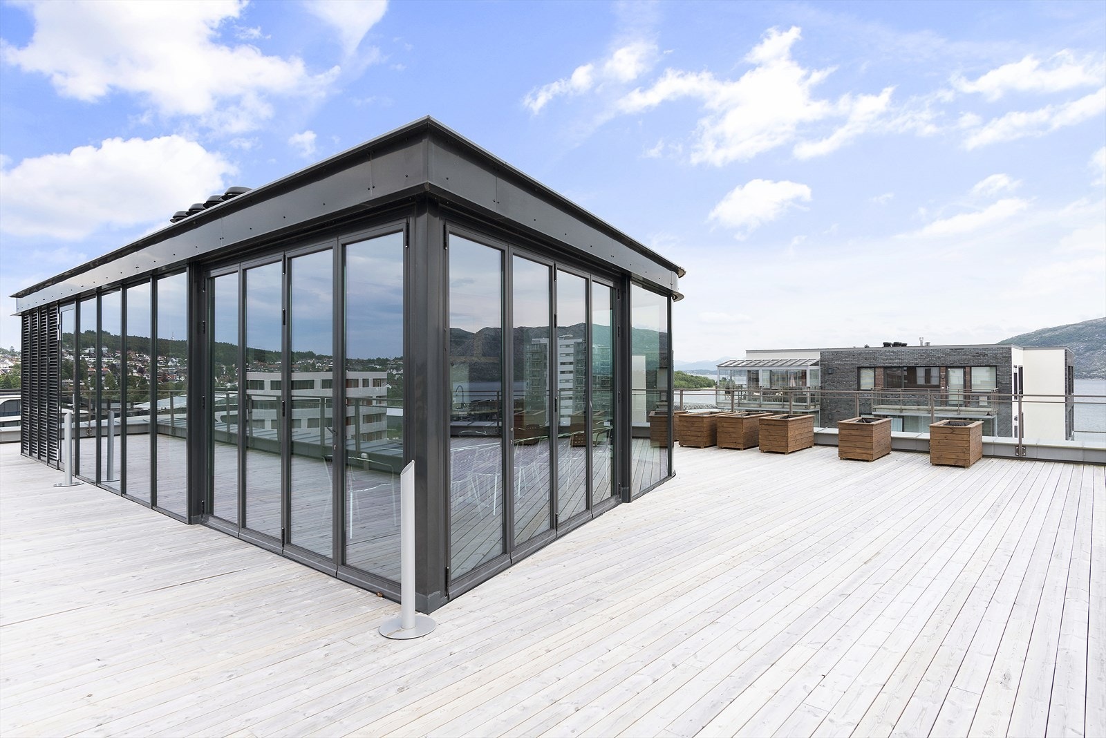 Romslig takterrasse med 360 graders utsikt Galleribilde