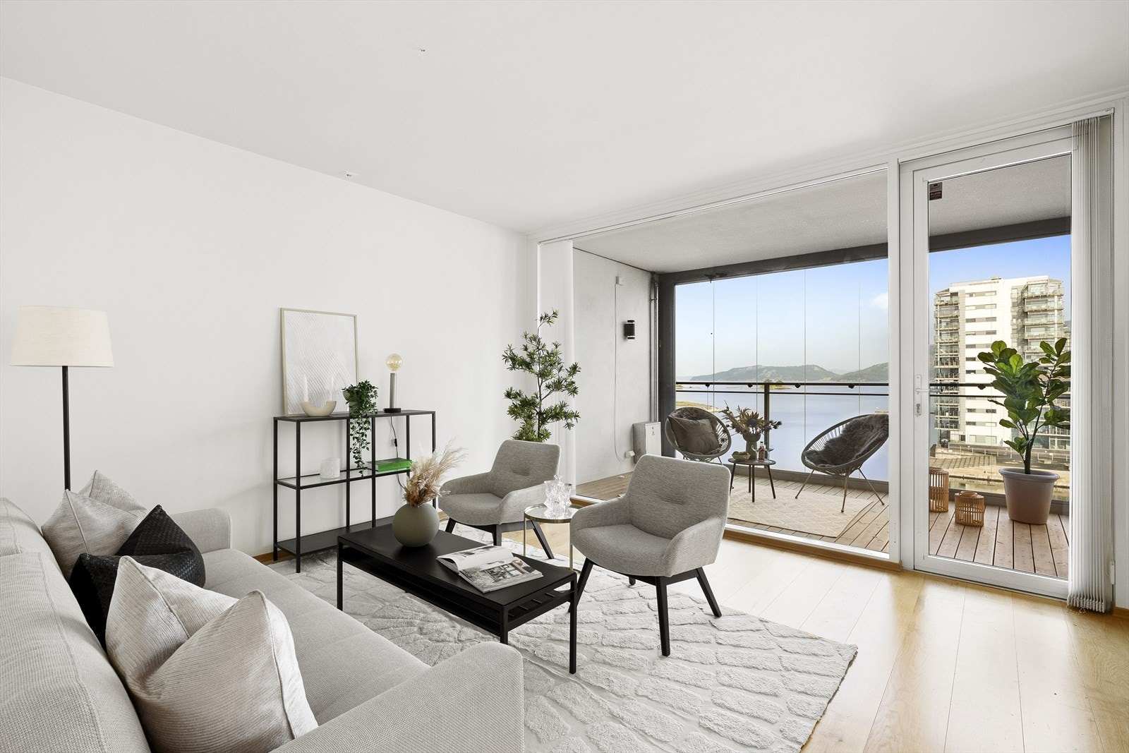 Nydelig stue med stor terrasse mot Gandsfjorden Galleribilde