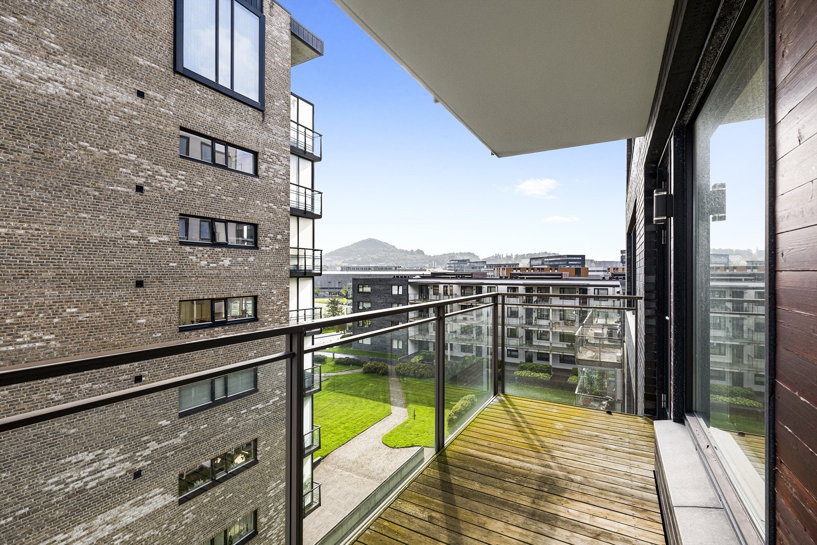 Terrassen mot sør ( fra kjøkken) Galleribilde