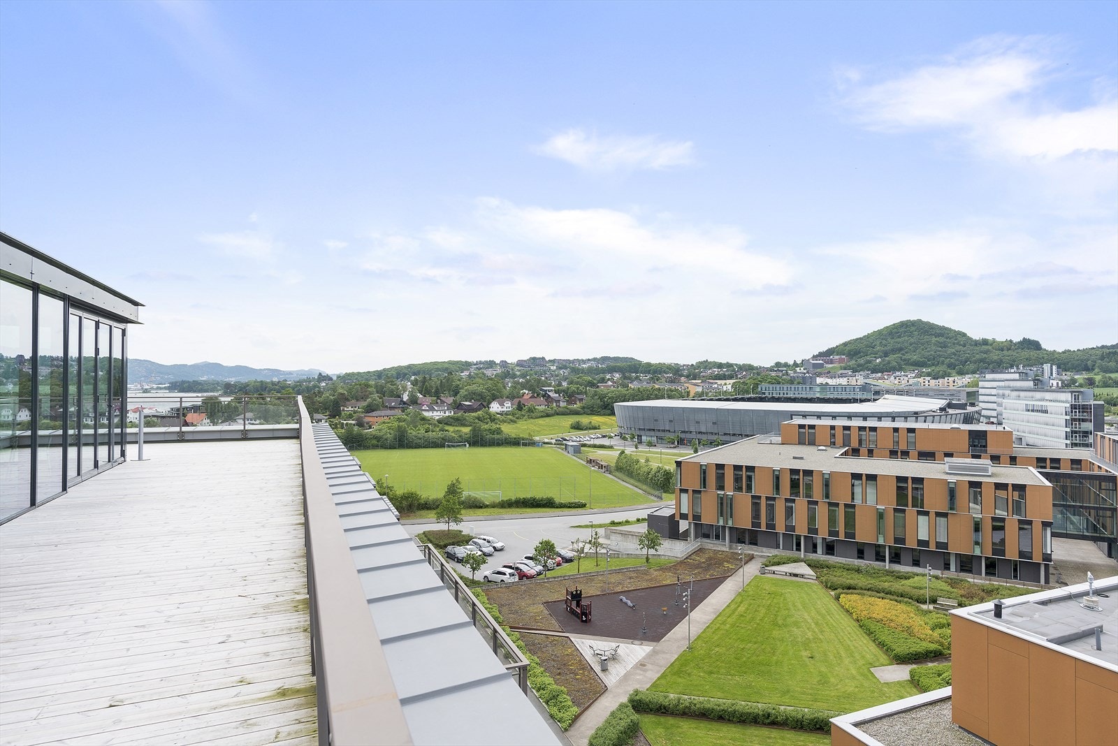 Felles takterrasse med eget kjøkken og spisegruppe. Her samles det ofte beboere til Formel 1, fotball, håndball , konserter og ikke minst til nyttår. Galleribilde