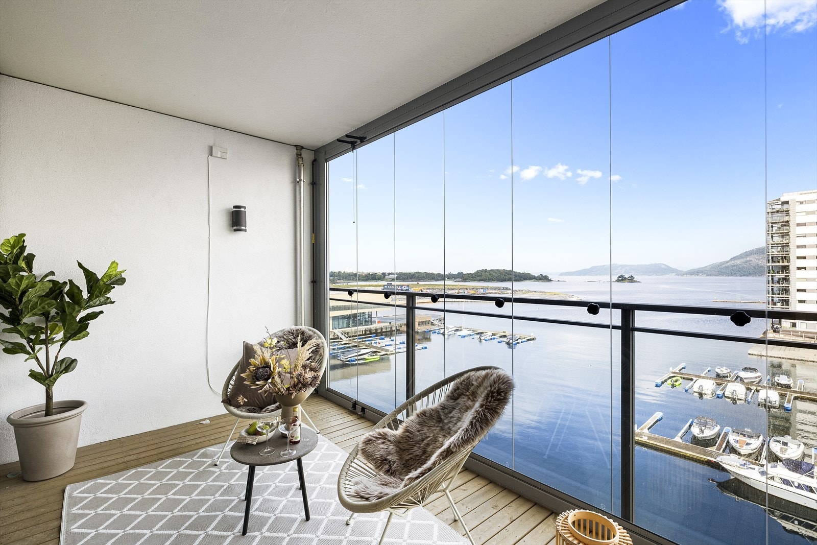 Terrasse fra stue. Man kan åpne denne vinterstuen helt opp, og slippe sola skikkelig inn Galleribilde
