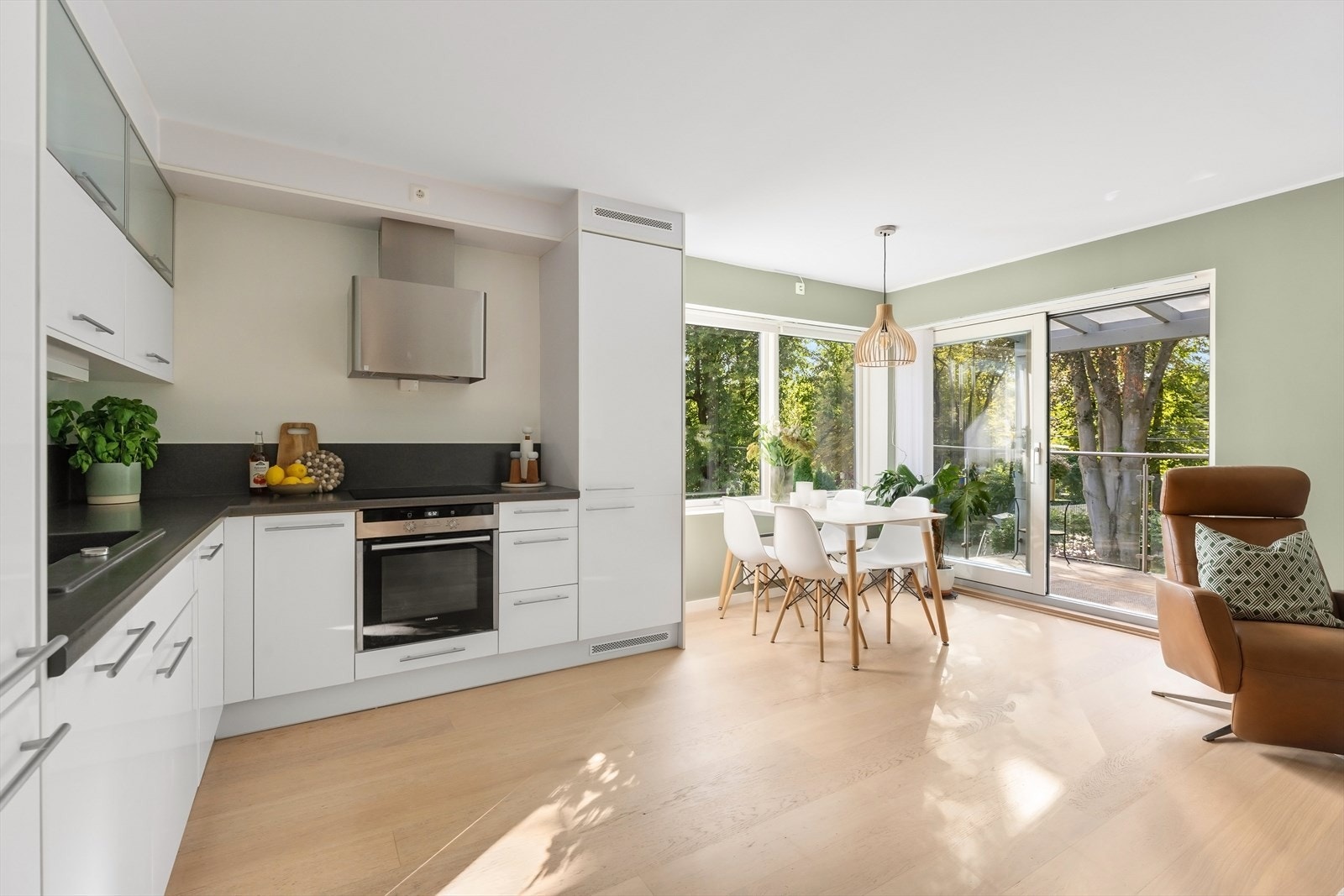 Åpent, innholdsrikt og moderne kjøkken Galleribilde