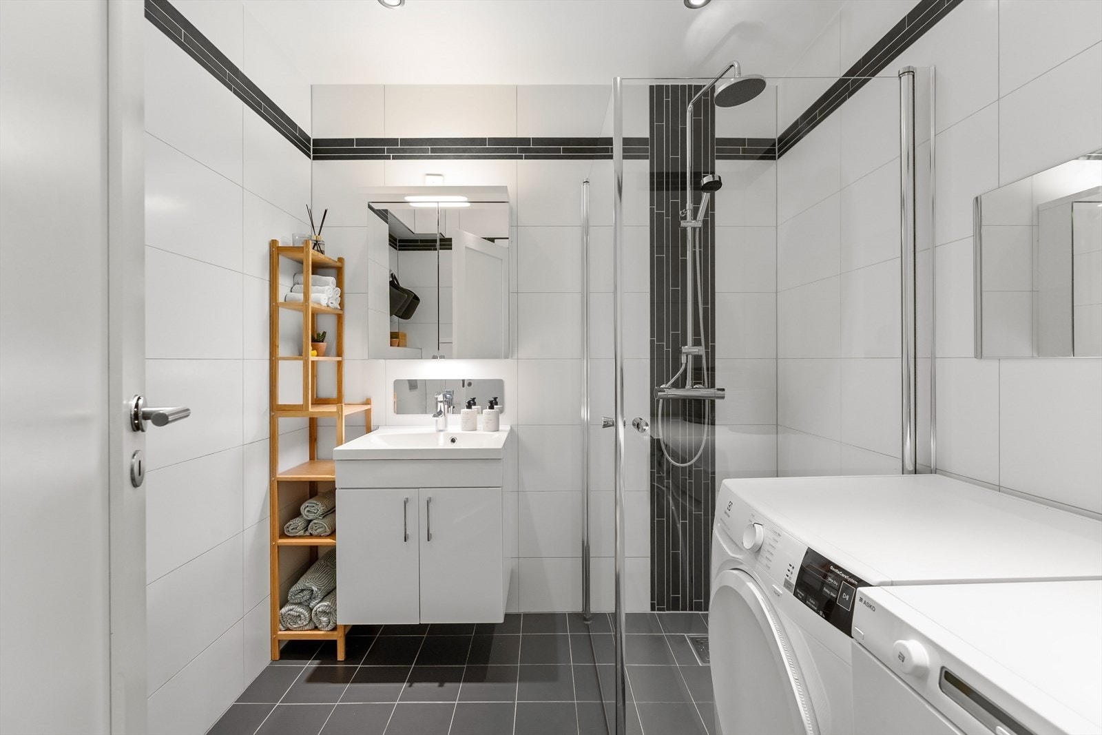 Lekkert flislagt bad fra byggeår 2013 Galleribilde