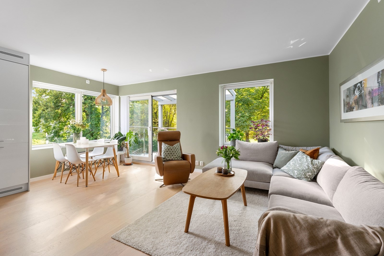 Herlig stue med peis, veranda og åpen kjøkkenløsning. Galleribilde