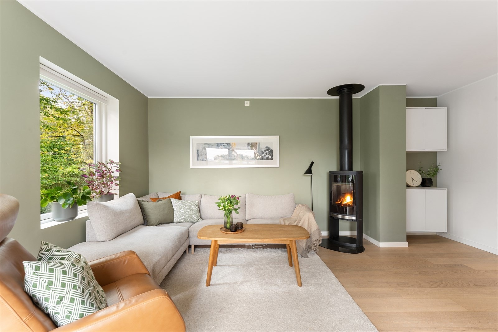 Et naturlig sofahjørne ved peisen. Galleribilde