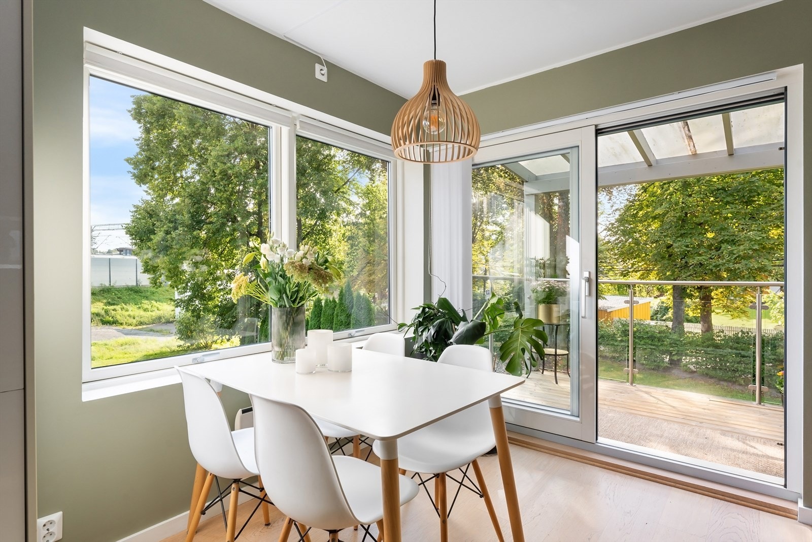 Gjennomgående hjørneleilighet, veranda fra stuen. Galleribilde