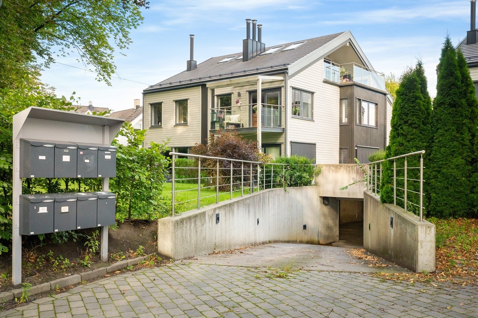 Sameie på 2 bygg, 8 leiligheter og felles garasjekjeller. Galleribilde