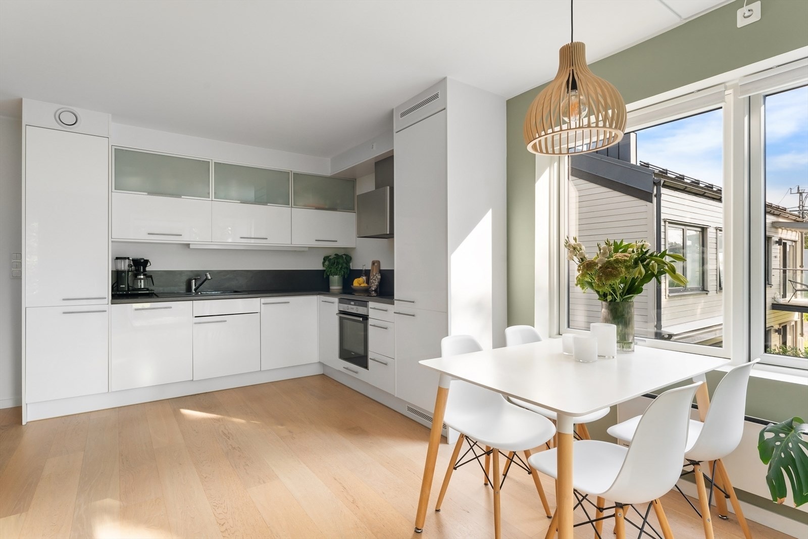 Kjøkken med spiseplass ved vinduet Galleribilde