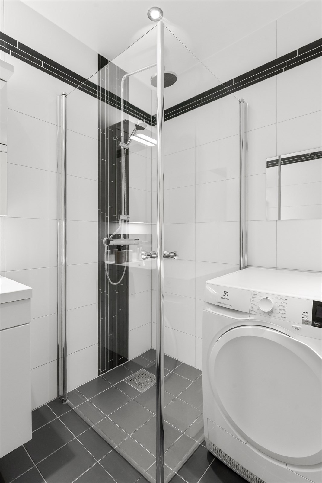 Dusjhjørne og opplegg for vaskemaskin og tørketrommel Galleribilde