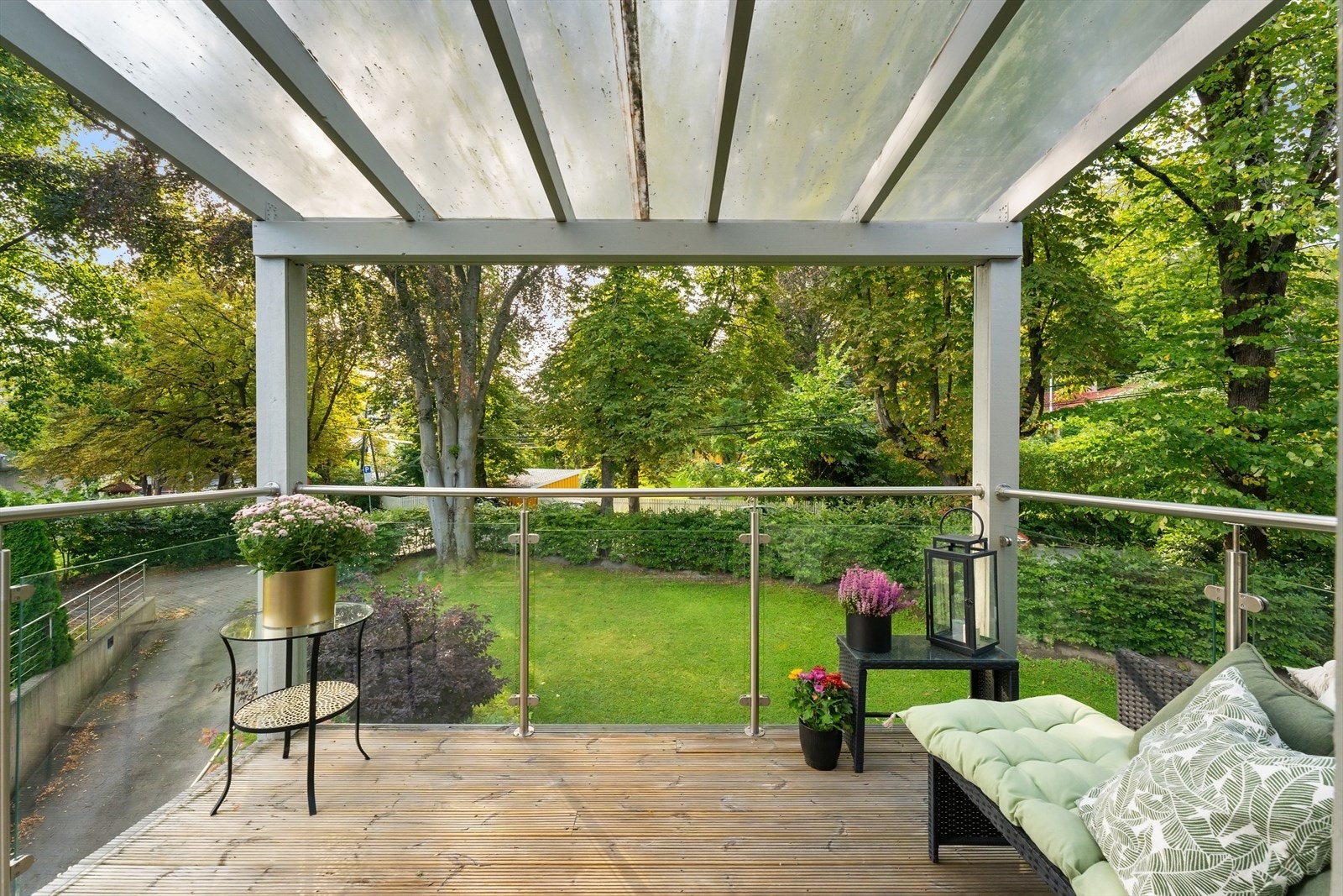 Frodige og grønne omgivelser i rolig villavei Galleribilde