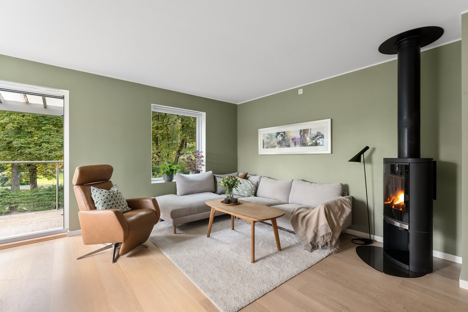 Et naturlig sofahjørne ved peisen. Galleribilde