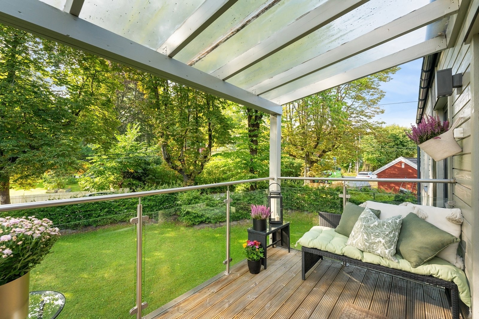 Vestvendt hjørnestue, veranda med gode solforhold. Galleribilde