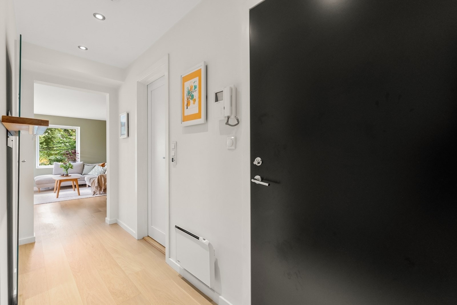 Fra entré mot stue, innvendig bod og bad til venstre og høyre. Galleribilde