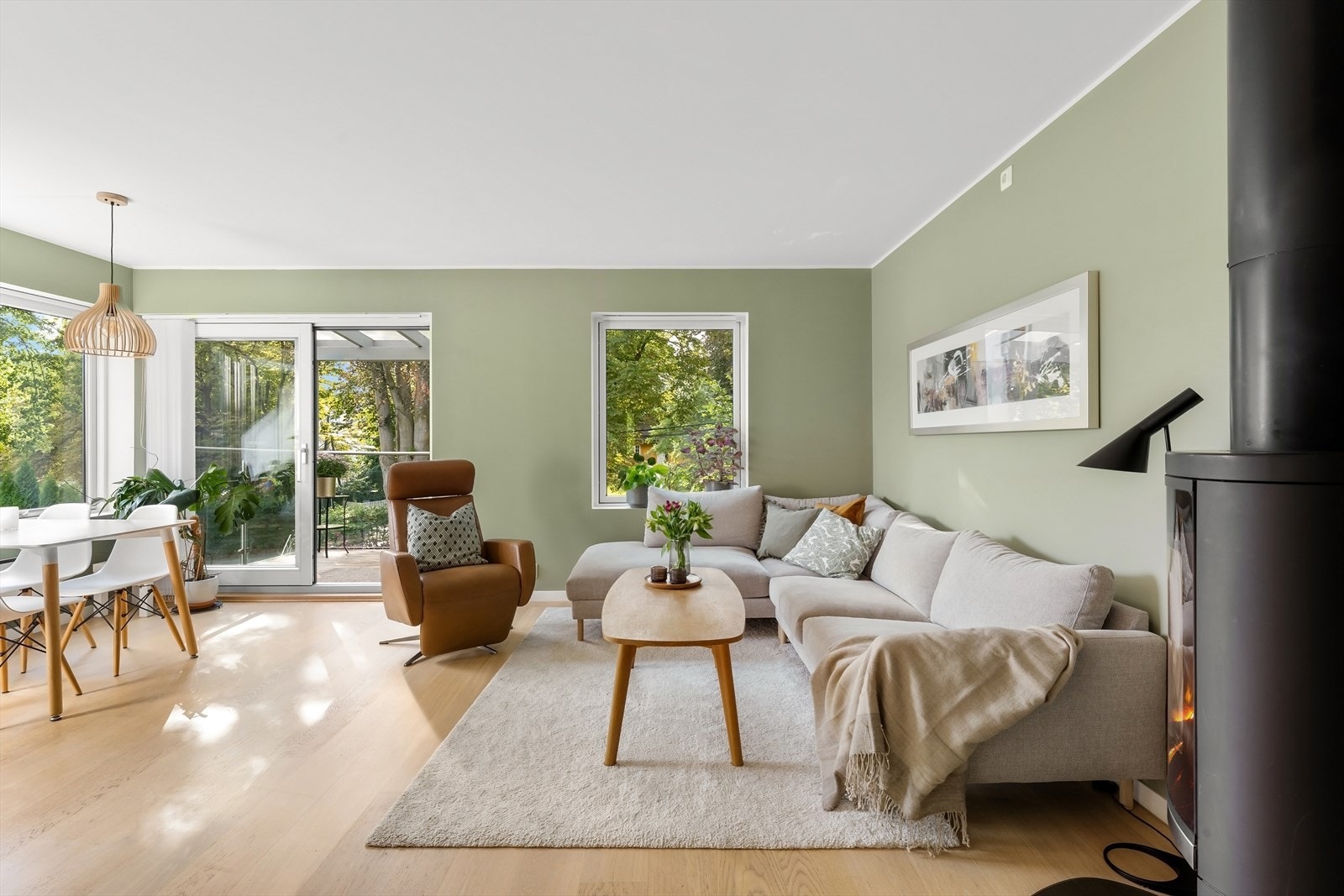 Herlig stue med peis, veranda og åpen kjøkkenløsning. Galleribilde