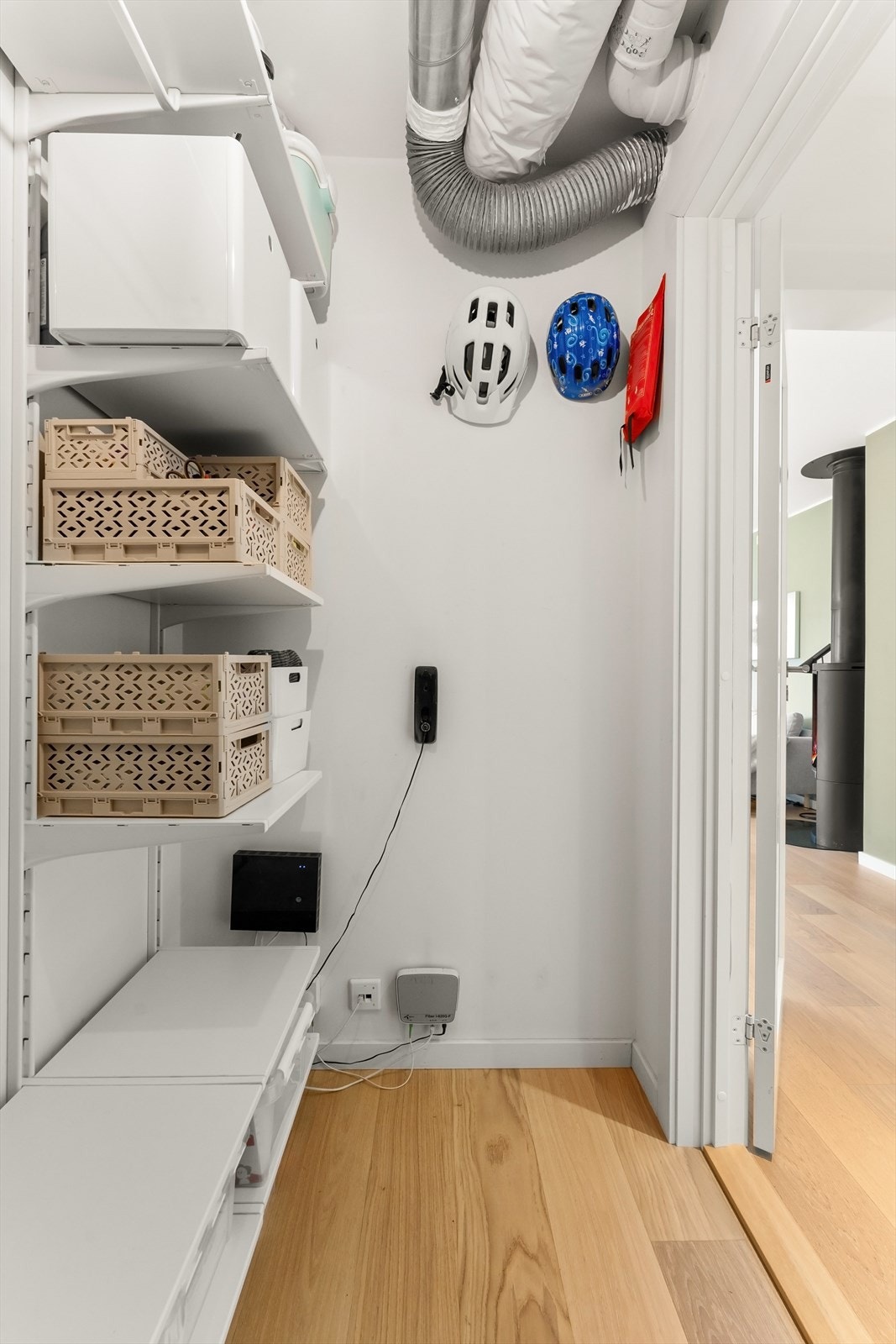 Teknisk rom (ventilasjon) og innvendig, praktisk bod. Galleribilde