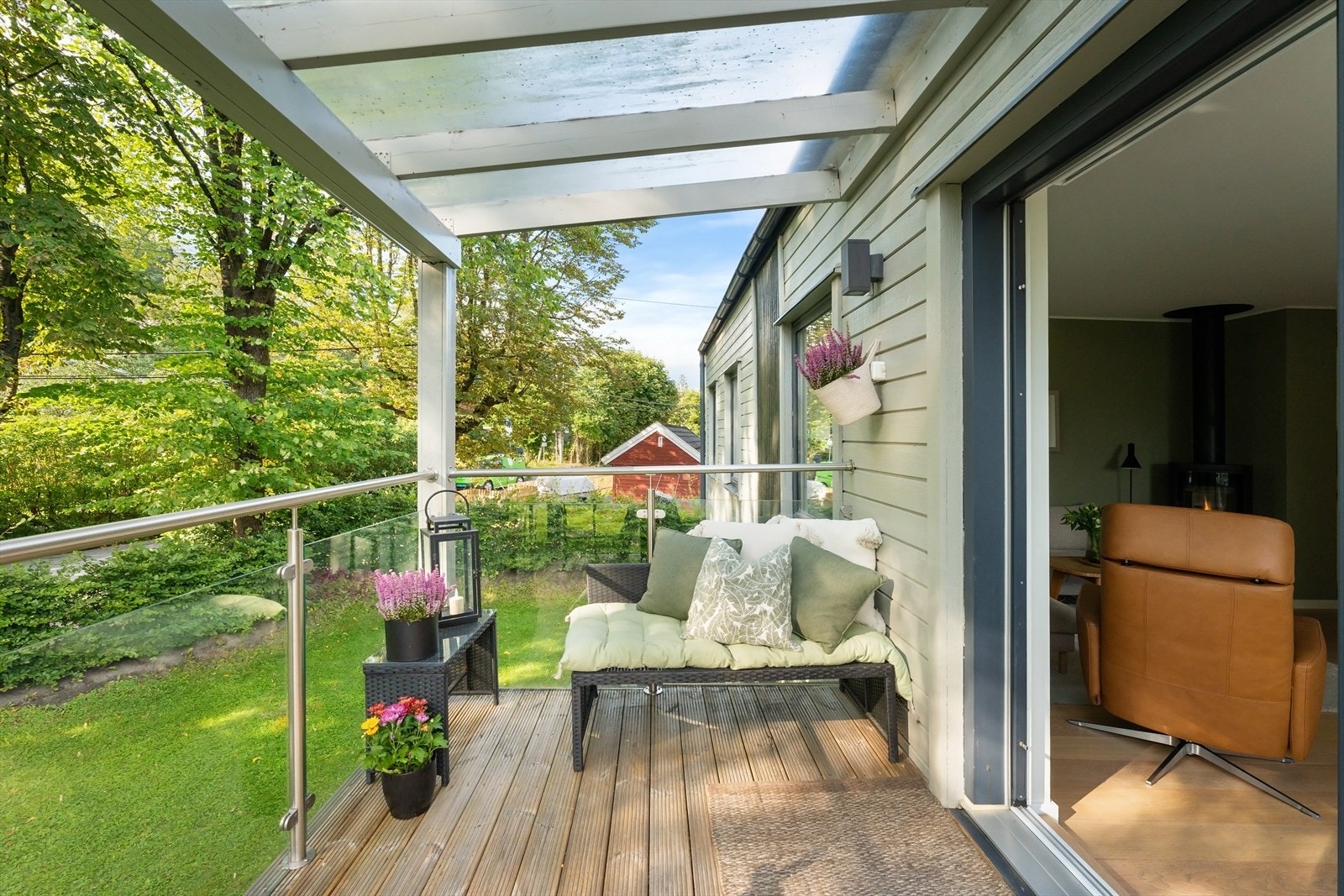 Vestvendt hjørnestue, veranda med gode solforhold. Galleribilde