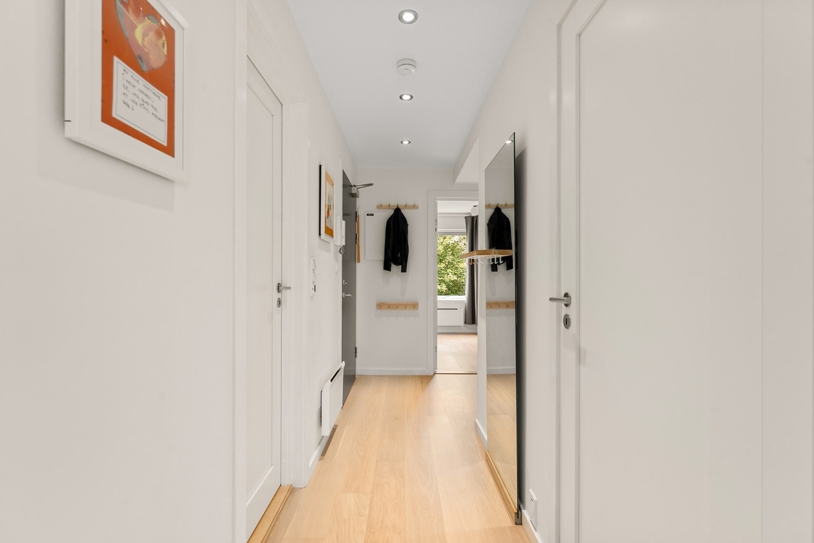 Fra stue mot entré, bod/teknisk rom og bad fra gangen. Galleribilde