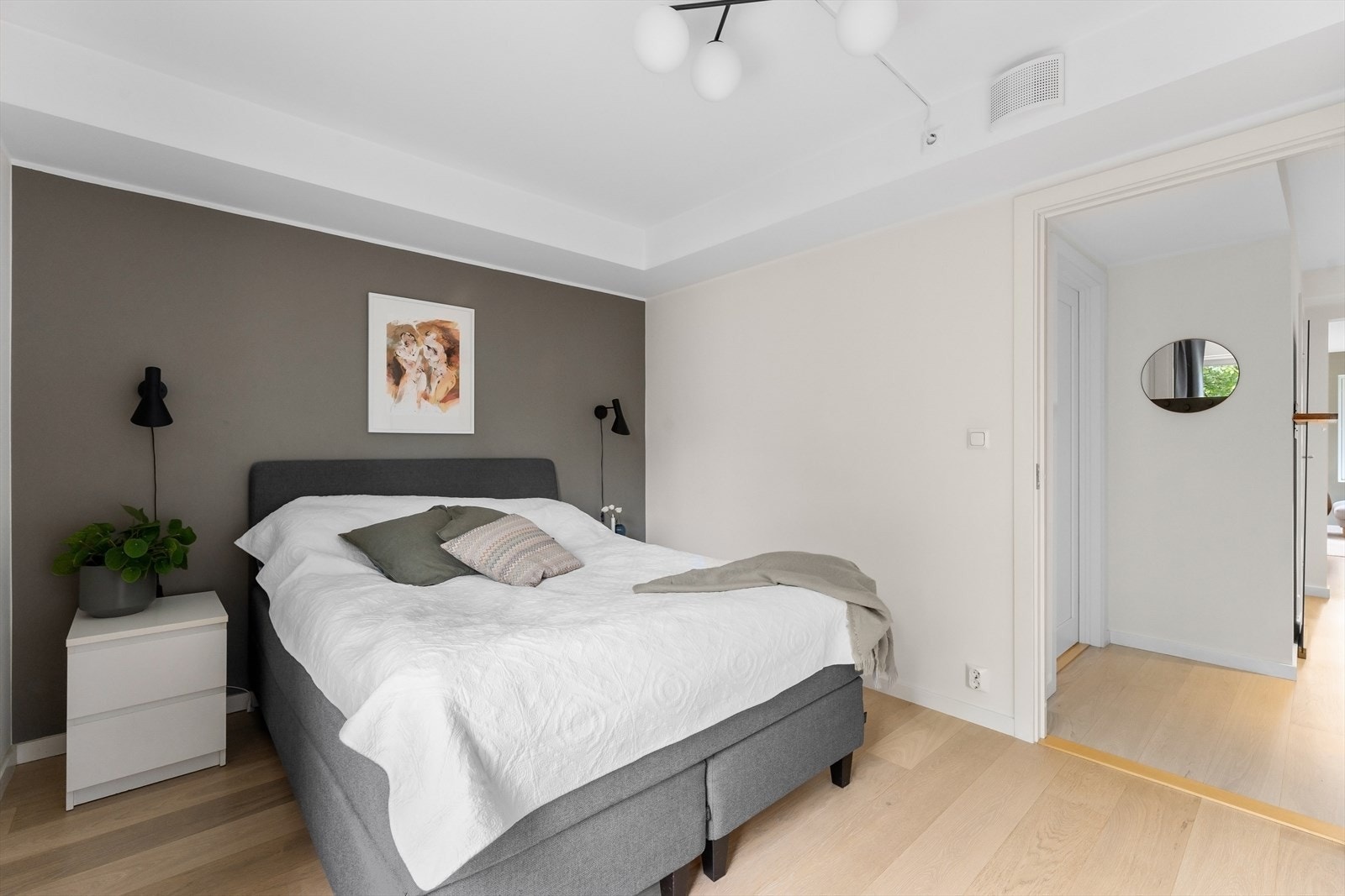 Hovedsoverom med adkomst fra gang, barnerom ved siden av. Galleribilde