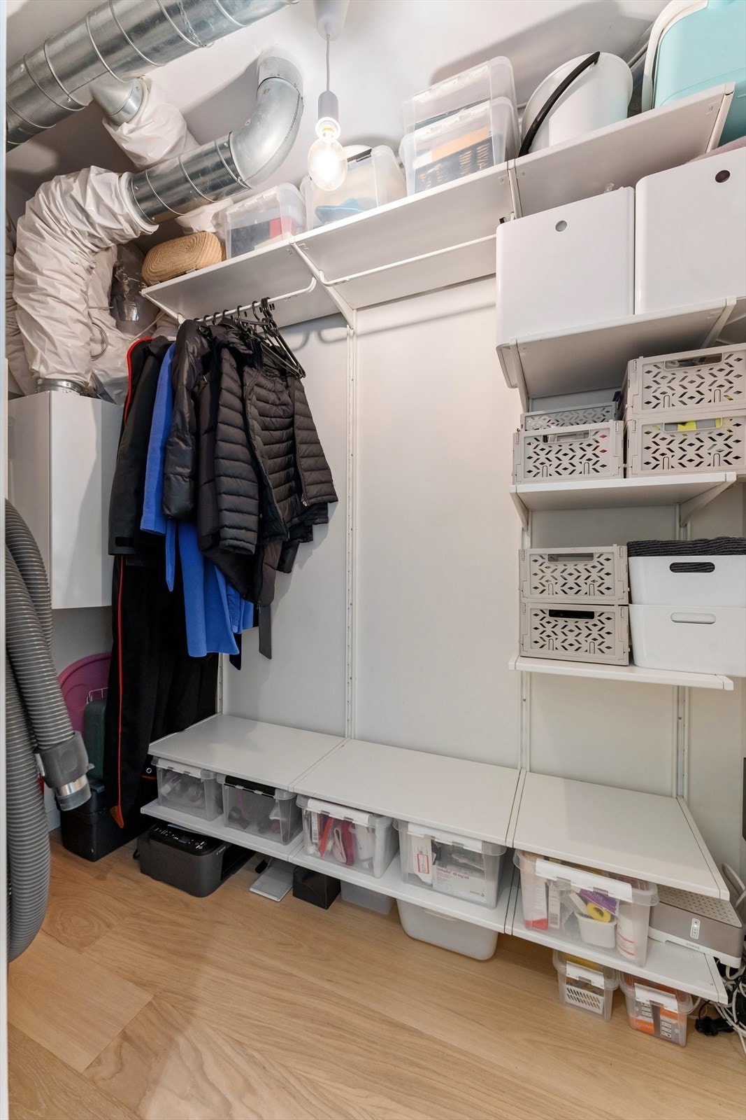 Teknisk rom (ventilasjon) og innvendig, praktisk bod. Galleribilde