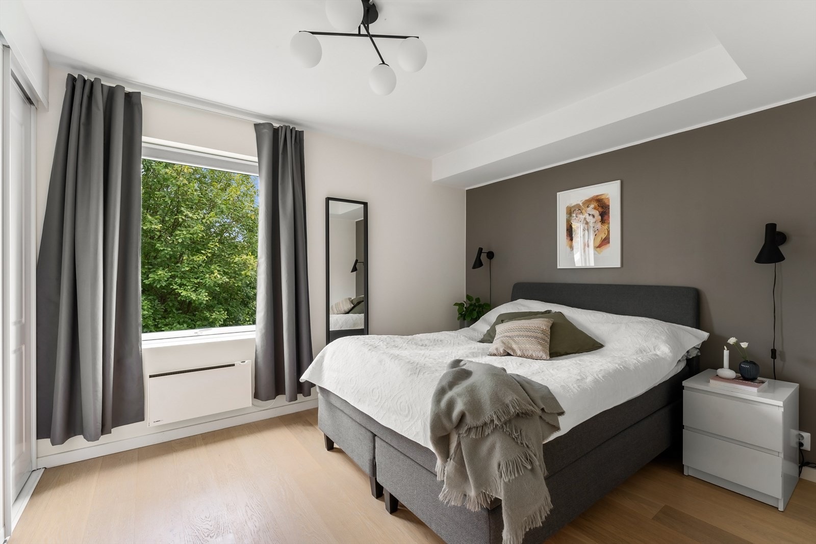 Hovedsoverommet er av fin størrelse, med skyvedørsgarderobe til venstre Galleribilde