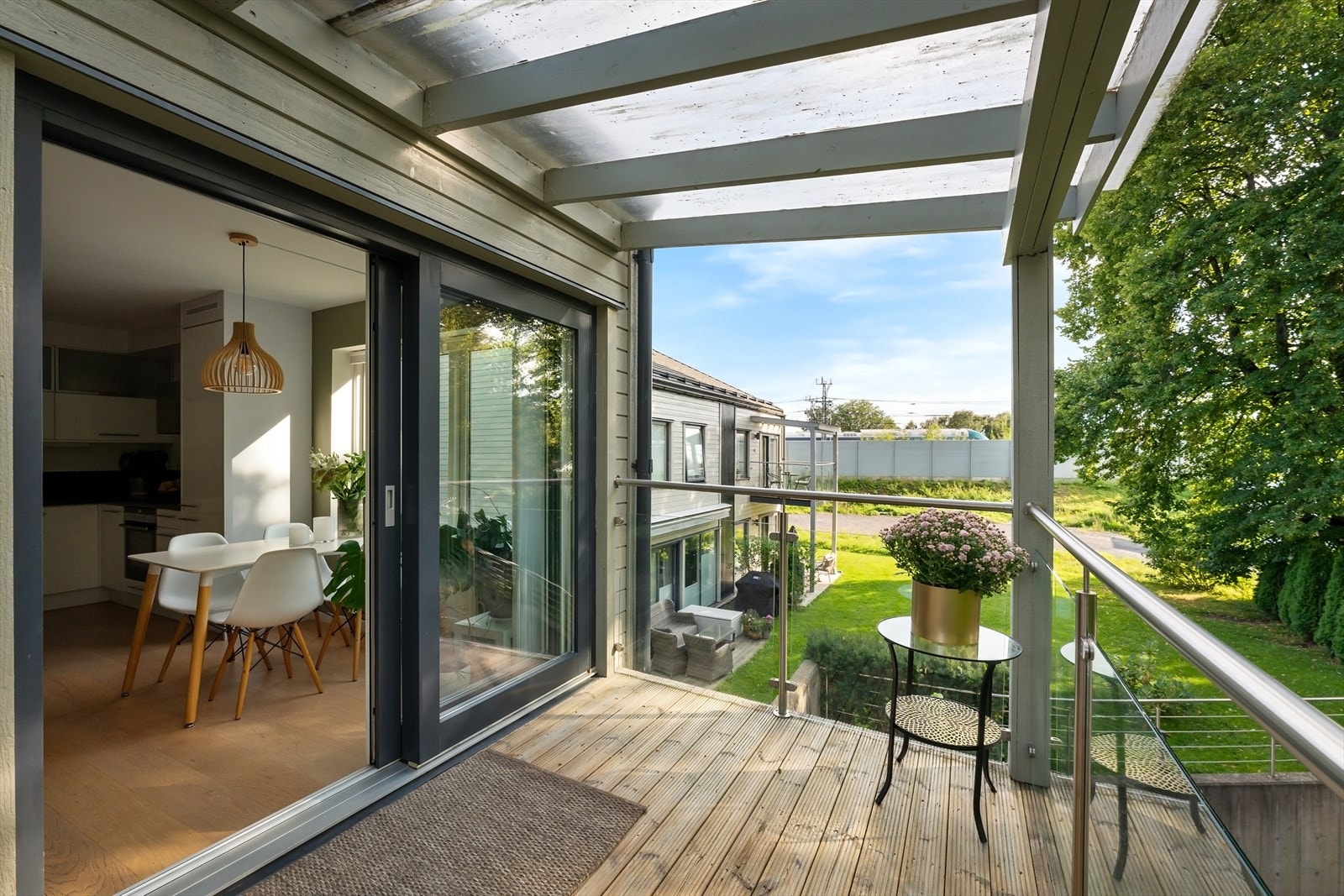 Stue og veranda, her mot syd. Galleribilde