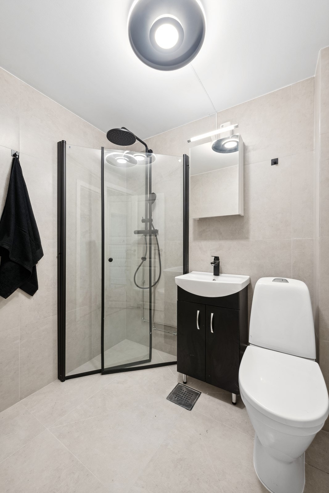 Dusjhjørne med rette svingbare dusjdører og dusjutstyr Galleribilde